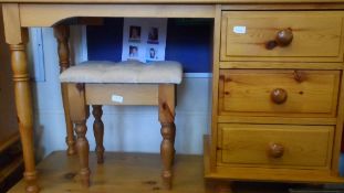 A MODERN PINE DRESSING TABLE HAVING THREE DRAWERS TO THE RIGHT HAND SIDE, APPROX. 118 X 44 X 72