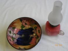 A COLLECTION OF MISCELLANEOUS POTTERY AND GLASS INCLUDING A TUNSTALL FRUIT BOWL DEPICTING PANSIES,