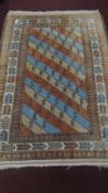 A TURKISH STYLE WOOLLEN VINTAGE CARPET WITH CHEVRON DESIGNS, APPROX. 155 X 109 cms