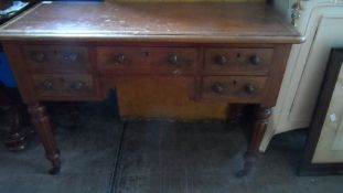 A LEATHER TOP VICTORIAN MAHOGANY WRITING DESK ON TURNED FEET AND CASTORS 46 x 106 x 75 cms