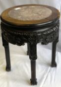 A 19th CENTURY CHINESE CIRCULAR MARBLE TOPPED ROSEWOOD OCCASIONAL TABLE HAVING A CARVED FRIEZE