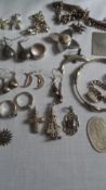 A MISCELLANEOUS COLLECTION OF SILVER JEWELLERY INCLUDING PENDANTS, RINGS, BRACELETS (200 gms)