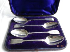 A SET OF FOUR VICTORIAN LONDON HALLMARKED SOLID SILVER SERVING SPOONS IN THE ORIGINAL PRESENTATION