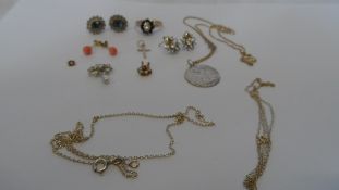 A COLLECTION OF MISC. JEWELLERY INCL. GOLSIC BLUE AND WHITE STONE RING, 9ct GOLD CROSS AND CHAIN,