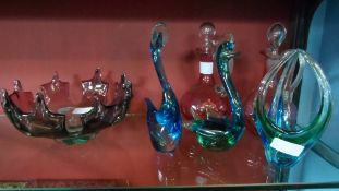 A COLLECTION OF GLASS INCLUDING A MURANO HAND CRAFTED ASHTRAY, TWO GLASS SWANS TOGETHER WITH TWO