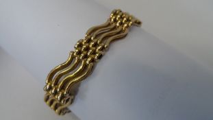 A LADY`S 15c HALLMARKED YELLOW GOLD GATE LINK BRACELET 15.8 gms.