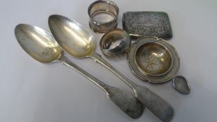 A COLLECTION OF MISC. SILVER INCL. TWO SOLID SILVER SERVING SPOONS, LONDON TEA STRAINER, TWO