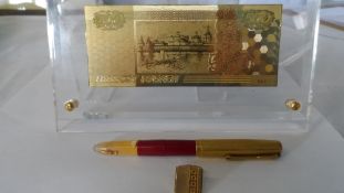 A RUSSIAN AU9999999 GOLD FOIL 500 ROUBLE BANK NOTE IN PERSPEX DESK FRAME TOGETHER WITH A RUSSIAN