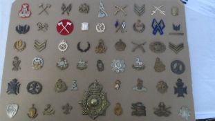 A LARGE COLLECTION OF MILITARY BADGES ETC. INCLUDING MANY TRADE BADGES, COUNTY REGIMENTS, MANY