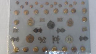 A GOOD COLLECTION OF ROYAL ENGINEERS BADGES ETC. OFFICERS CAP, COLLARS AND BUTTONS ETC. ER VII th