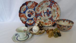 A COLLECTION OF MISC. PORCELAIN INCL. TWO IMARI PLATES 22 cms, ORIENTAL HAND PAINTED SUGAR BOWL WITH