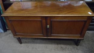 AN ANTIQUE MAHOGANY LOW TWO DOOR CABINET ON TURNED FEET. (107 X 38 X 63 CMS).