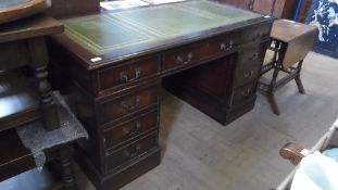 A REPRODUCTION LEATHER TOPPED TWIN PEDESTAL DESK HAVING THREE DRAWERS TO THE MIDDLE AND THREE