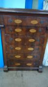 A VICTORIAN INLAID MAHOGANY CHEST OF DRAWERS HAVING SIX GRADUATED DRAWERS, THE DRAWER FRONTS BEING