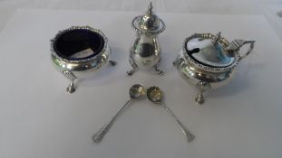 A MAPPIN & WEBB BIRMINGHAM HALLMARKED SILVER CRUET SET TOGETHER WITH TWO SILVER SALT SPOONS