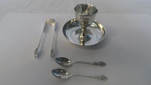 A LONDON HALLMARKED SILVER EGG CUP TOGETHER WITH TWO STERLING SILVER SPOONS AND A PAIR OF LONDON