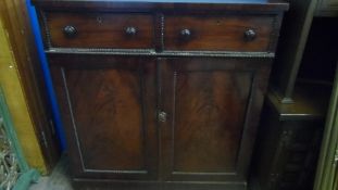 A VICTORIAN MAHOGANY SIDEBOARD WITH TWO DRAWERS AND CUPBOARDS UNDER, THE FRONT OF THE SIDEBOARD