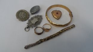 A COLLECTION OF MISC. 9ct HALLMARKED GOLD AND SILVER INCLUDING LOCKET, BANGLE, BRACELET, GENTS