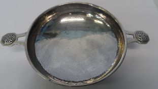 A BIRMINGHAM HALLMARKED SOLID SILVER CELTIC STYLE HAMMERED QUAICH, DATE 1933 MM A E J, THE TWO