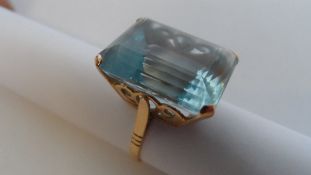 A 9ct GOLD TESTED LADY`S ART DECO STYLE AQUAMARINE RING. SIZE S.