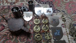 A COLLECTION OF MISC. ITEMS INCL. ANTIQUE HORSE BRASSES, BELLOWS AND PEWTER TANKARDS ETC. TOGETHER