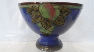 A CIRCA 1920`S ROYAL DOULTON PEDESTAL FRUIT BOWL, THE BOWL HAVING CIRCULAR PEDESTAL WITH FRUIT