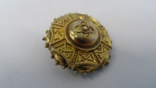 AN EDWARDIAN YELLOW AND ROSE GOLD MOURNING BROOCH WITH APPLIED WIRE DECORATION. 5.6 gms