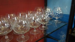 A COLLECTION OF MISC. GLASS INCLUDING FOUR STAR ENGRAVED BRANDY BALLOON GLASSES, ELEVEN FLOWER