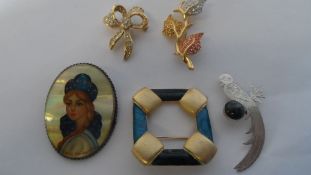 A COLLECTION OF MISC. COSTUME AND OTHER JEWELLERY INCL. A SWAROVSKI BROOCH IN THE FORM OF LEAVES,