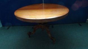 A VICTORIAN MAHOGANY CIRCULAR TILT TOP TABLE ON A CENTRE COLUMN AND THREE SPLAYED FEET