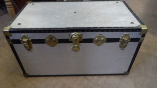 A SILVER COLOURED METAL CABIN TRUNK HAVING METAL CORNERS AND LEATHER EFFECT EDGING, APPROX. 92 X