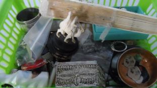 A GREEN BASKET OF MISCELLANEOUS ITEMS INCL. COSTUME JEWELLERY, BROOCHES TOGETHER WITH SOME