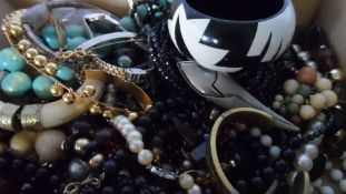 A BAG OF COSTUME JEWELLERY INCL. BEADS, BANGLES, RINGS ETC.