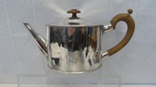 A LONDON HALLMARKED GEORGE III SOLID SILVER TEA POT, MM J D 1786, THE TEAPOT HAVING BEADED EDGE TO