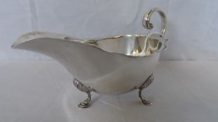 A SHEFFIELD HALLMARKED SOLID SILVER SAUCE BOAT ON HOOF FEET, MM THOMAS BRADBURY 1922