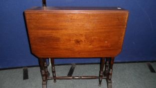 A VICTORIAN MAHOGANY SUTHERLAND TABLE WITH CARVED LEGS AND STRETCHERS.