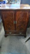 A MAHOGANY CHIPPENDALE STYLE OPEN BACKED CABINET WITH DRAWER BELOW ON BRACKET FEET, APPROX. 77 X