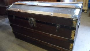 A VINTAGE WOOD BANDED DOMED TRAVEL TRUNK, APPROX. 92 X 51 X 54 cms