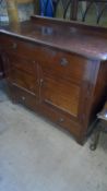 AN EDWARDIAN MAHOGANY SIDE BOARD WITH DRAWERS TO TOP AND BOTTOM, CUPBOARD TO CENTRE, APPROX. 107 X