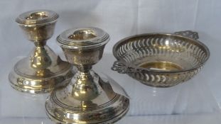 A BIRMINGHAM HALLMARKED SOLID SILVER LATTICE WORK QUAICH, MM S.D & CO. TOGETHER WITH A PAIR OF