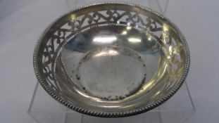 A BIRMINGHAM HALLMARKED SILVER BON BON DISH MM H.C U, APPROX. 70 gms