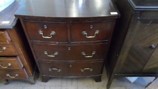 A SMALL MAHOGANY CHEST OF DRAWERS - TWO SHORT AND TWO LONG WITH BRASS DROP HANDLES TO DRAWERS 61 X
