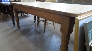 AN ANTIQUE PLANKED PINE FARMHOUSE TABLE ON TURNED LEGS, APPROX. 183 X 90 X 78 cms