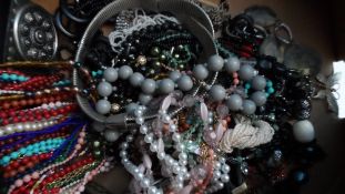 A COLLECTION OF ASSORTED COSTUME JEWELLERY INCL. BEADS, BROOCHES ETC.