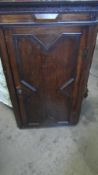 AN OAK CORNER CABINET HAVING AN OPEN SHELF BELOW, APPROX. 54 X 38 X 36 cms