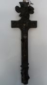 AN ANTIQUE CARVED WOODEN CROSS DEPICTING THE CRUCIFIXION, THE CROSS HAVING A SLIDE OUT CARVED BACK