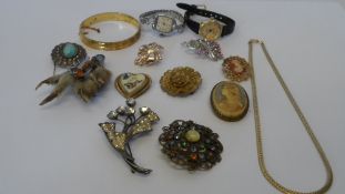 A COLLECTION OF MISC. COSTUME JEWELLERY INCL. BROOCHES ETC.