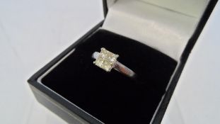 AN 18CT WHITE GOLD LADIES RING, SET WITH FOUR PRINCESS CUT CLUSTER SET DIAMONDS OF 3mm, 0.15 CT