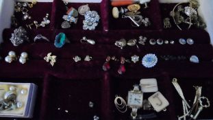 A COLLECTION OF MISCELLANEOUS COSTUME JEWELLERY INCLUDING EARRINGS, BROOCHES, NECKLACES AND TWO