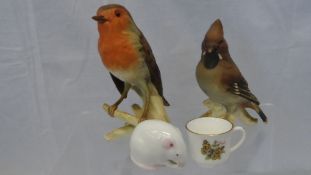 A MISC. COLLECTION OF PORCELAIN INCL. GOEBEL ROBIN, CRESTED BIRD, WEDGWOOD NUTHATCH AND A